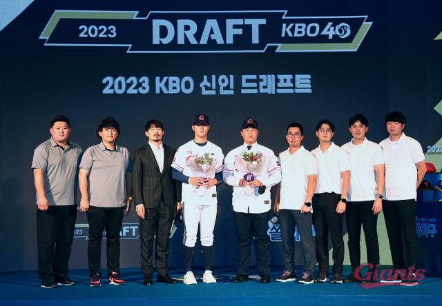 롯데 자이언츠는 오는 14일 열리는 2024 KBO 신인 드래프트에서 롯데 야구를 이끌 미래 선수들을 선발할 예정이다. 지난해 9월 15일 열린 2023 KBO 신인 드래프트 당시 모습. 롯데 자이언츠 제공
