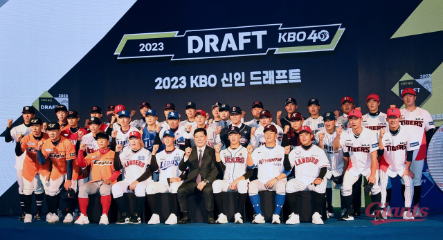 롯데 자이언츠는 오는 14일 열리는 2024 KBO 신인 드래프트에서 롯데 야구를 이끌 미래 선수들을 선발할 예정이다. 지난해 9월 15일 열린 2023 KBO 신인 드래프트 당시 모습. 롯데 자이언츠 제공