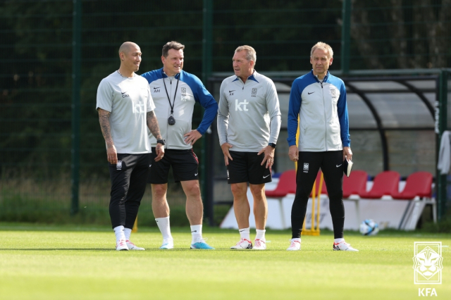 한국 축구 대표팀 위르겐 클린스만(오른쪽부터) 감독과 안드레아스 쾨프케 골키퍼 코치, 안드레아스 헤어초크 수석코치, 차두리 코치가 6일(한국시간) 영국 웨일스 카디프시티의 인터내셔널 스포츠 캠퍼스에서 9월 유럽 원정 A매치를 앞두고 선수들의 훈련을 지켜보고 있다. 대한축구협회 제공