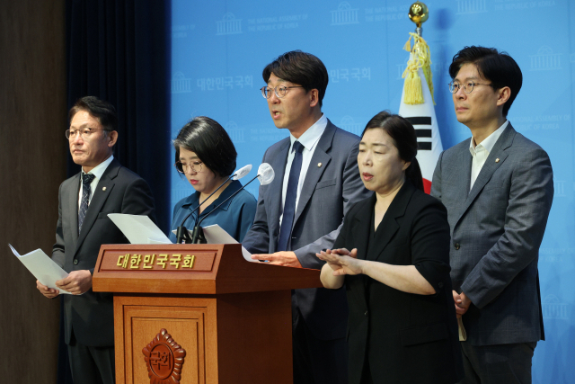 지난달 28일 국회에서 원내 비교섭 4당 대표들이 총선 선거제 개편 논의를 촉구하는 성명을 발표하고 있다. 연합뉴스