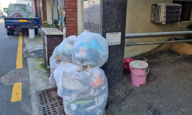 부산 시내 주택가에 버려진 쓰레기. 김준현 기자