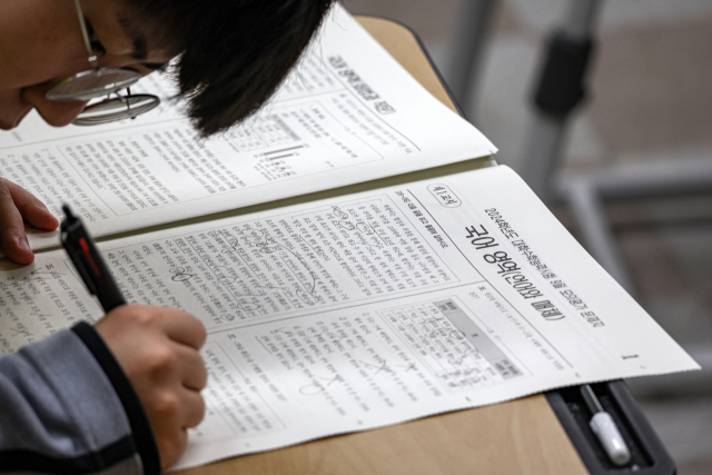 2023년 전국연합학력평가(9월 모평)가 치러진 6일 오전 부산 중구 남성여자고등학교 3학년 교실에서 학생들이 시험을 치르고 있다. 김종진 기자 kjj1761@