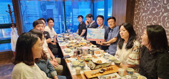 국민의힘 전봉민 부산시당위원장이 최근 ‘우리 수산물 소비 릴레이 캠페인’의 일환으로 수영구의 한 횟집에서 식사를 실시했다. 전 위원장이 든 푯말에는 ‘우리 수산물 안전합니다’라고 적혀 있다. 전봉민 의원실 제공