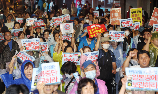 ‘후쿠시마 핵오염수 해양투기 저지 2차 부산시민대회’가 지난 2일 오후 부산 동구 초량동 정발장군 동상 앞에서 열렸다. 정종회 기자 jjh@