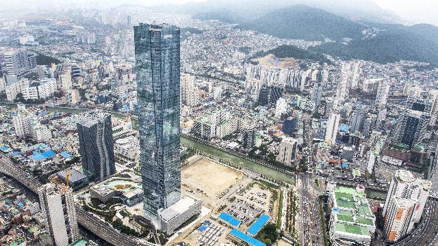 주택도시보증공사가 입주한 부산국제금융센터(BIFC) 전경. 부산일보DB