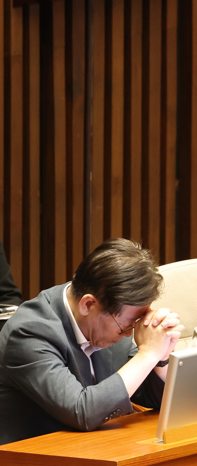 더불어민주당 이재명 대표가 6일 국회에서 열린 본회의에서 심각한 표정을 짓고 있다. 연합뉴스