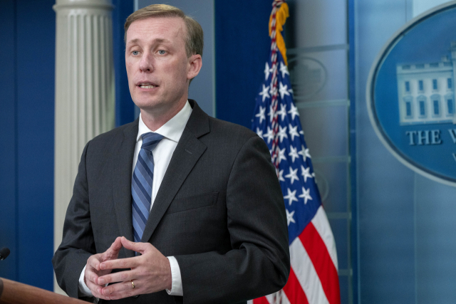 제이크 설리번 미국 국가안보보좌관이 5일(현지 시간) 워싱턴DC 백악관 브리핑에서 “이전 정부는 정상급 외교에만 관여하면 북한의 미사일과 핵 프로그램을 멈출 수 있다고 믿었다”며 트럼프 전 대통령의 접근법을 비판했다. AP연합뉴스