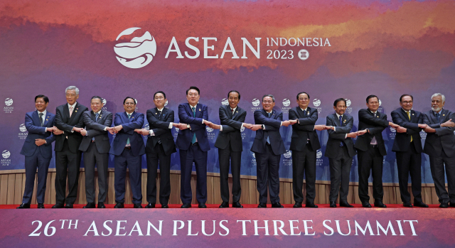 윤석열 대통령이 6일(현지 시간) 인도네시아 자카르타 컨벤션센터에서 열린 아세안+3(한중일) 정상회의에서 참석 정상들과 기념 촬영을 하고 있다. 왼쪽부터 페르디난드 마르코스 필리핀 대통령, 리셴룽 싱가포르 총리, 사란 차런수완 태국 사무차관, 팜밍찐 베트남 총리, 기시다 후미오 일본 총리, 윤석열 대통령, 조코 위도도 인도네시아 대통령, 리창 중국 총리, 손싸이 시판돈 라오스 총리, 하사날 볼키아 브루나이 국왕, 훈 마넷 캄보디아 총리, 안와르 이브라힘 말레이시아 총리, 샤나나 구스마웅 동티모르 총리. 연합뉴스