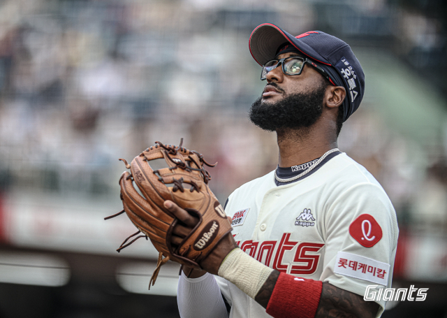 롯데 자이언츠 내야수 니코 구드럼은 지난 7월 11일 입단 이후 33경기에 출전해 타율 0.260 20타점 OPS 0.658을 기록하고 있다. 구드럼은 실책 10개로 한동희와 롯데 팀 내 수비 1위를 기록하고 있다. 롯데 자이언츠 제공