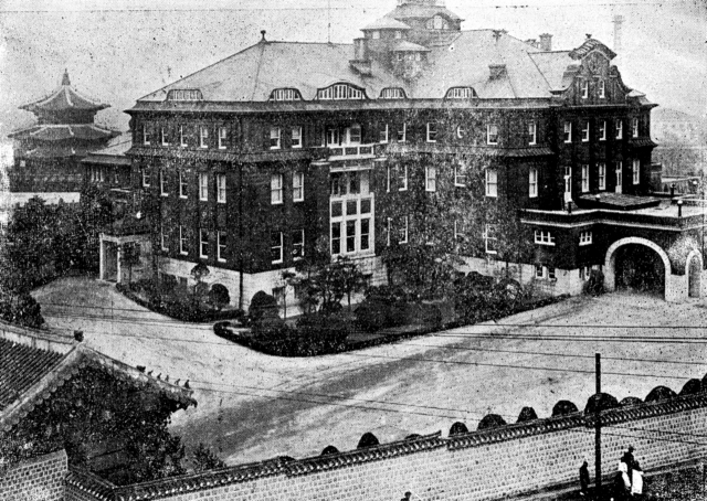 <대경성도시대관>에 수록된 조선호텔의 전경 사진. 조선호텔 식당은 식민지 시대 경성에서 가장 호화로운 식당이었다.