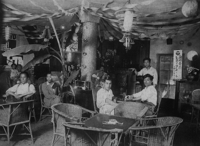 남국의 정취가 느껴지는 낙랑파라의 내부. 이 곳은 이상, 박태원의 단골 카페이자 예술가의 소일터였다. 한겨레출판 제공