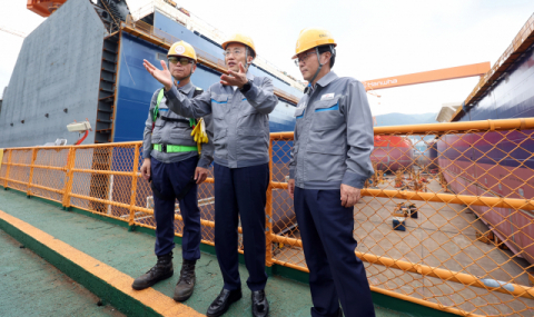 추경호 경제부총리 겸 기획재정부 장관(가운데)이 4일 오후 경남 거제시 한화오션 본사를 찾아 야드를 둘러보고 있다. 연합뉴스