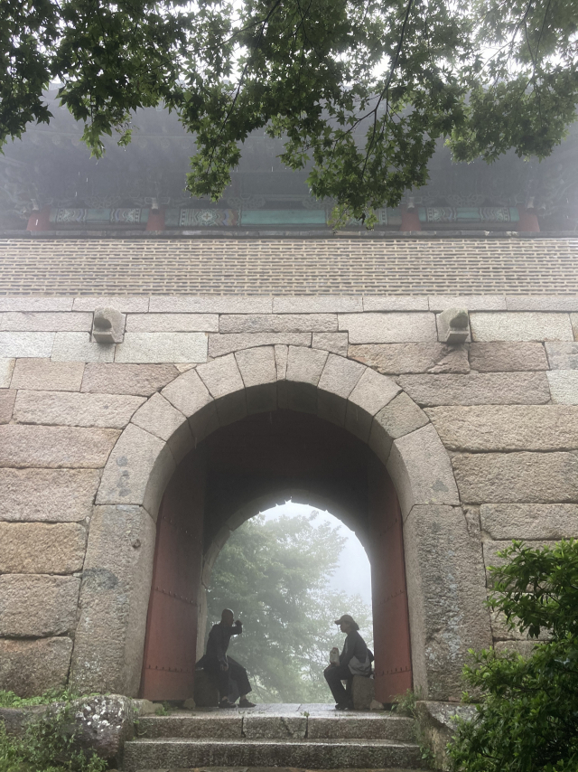 우중에 도착한 금정산 동문. 여기서 아쉽지만 산행을 마무리한다.