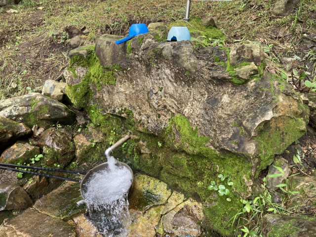 갑오봉에서 내려서면 만나는 샘터. 콸콸 쏟아지고 있다.