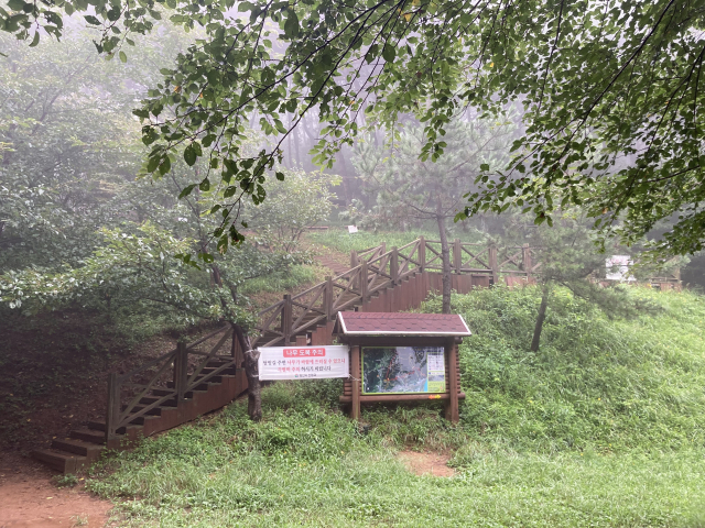 질메쉼터에서 금정산 북릉으로 오르는 경사로가 시작된다.