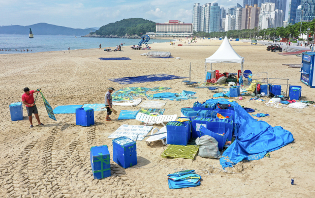 지난달 말 공식 폐장한 부산 해운대해수욕장에서 6일 60대 남성이 파도에 휩쓸려 떠내려갔다가 숨지는 사고가 발생했다. 지난달 31일 해운대해수욕장에서 상인들이 피서객에게 대여하던 비치파라솔 등 물놀이 용품을 치우고 있다. 김종진 기자 kjj1761@