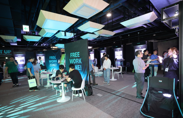 부산의 대표적인 스타트업 축제인 ‘바운스(BOUNCE) 2023’이 7일 부산유라시아플랫폼, 부산워케이션거점센터에서 개막해 이틀간의 일정에 들어갔다. 이재찬 기자 chan@