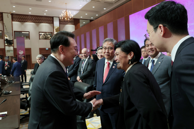 윤석열 대통령이 7일(현지 시간) 인도네시아 자카르타 컨벤션센터(JCC)에서 열린 동아시아 정상회의(EAS)에서 나나이아 마후타 뉴질랜드 외교장관과 인사하고 있다. 연합뉴스