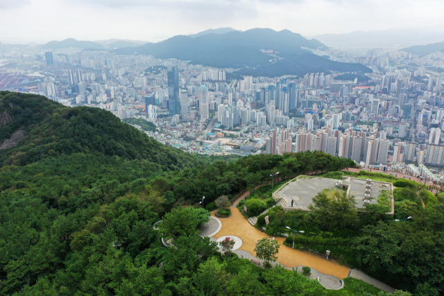 전국의 아파트 가격이 오름세를 보이지만 부산의 하락세는 이어지고 있다. 황령산에서 바라본 부산 해운대구와 수영구 전경. 부산일보DB