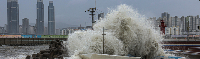 2022년 9월 한반도를 강타한 제11호 태풍 ‘힌남노’ 영향으로 거센 파도가 몰아치고 있는 부산 수영구 민락수변공원. 김종진 기자 kjj1761@