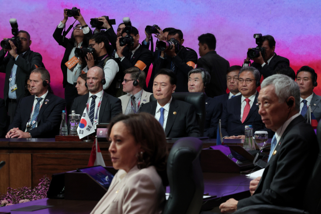 윤석열 대통령이 7일(현지 시간) 인도네시아 자카르타 컨벤션센터(JCC)에서 열린 동아시아 정상회의(EAS)에 참석하고 있다. 연합뉴스