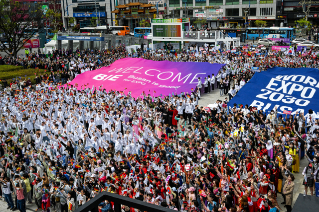 지난 4월 부산역 광장에 운집한 시민들이 국제박람회기구 실사단을 환영하는 모습.
