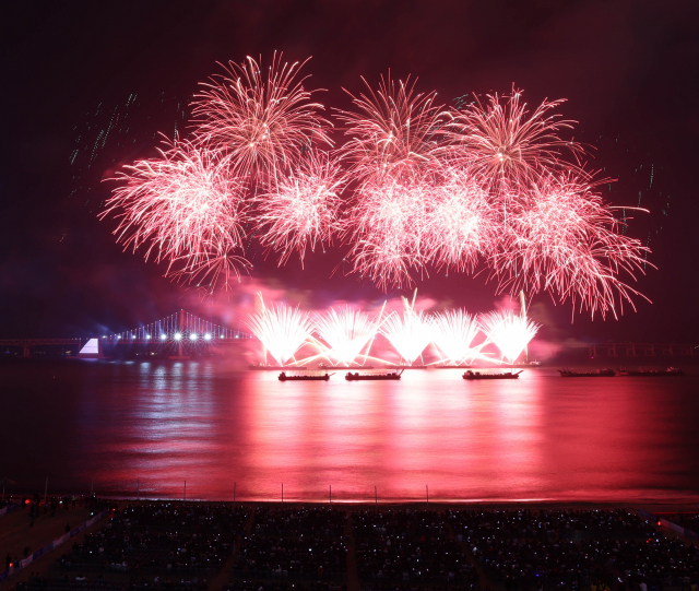 지난 4월 2030세계박람회 부산 유치 기원 불꽃쇼 장면.