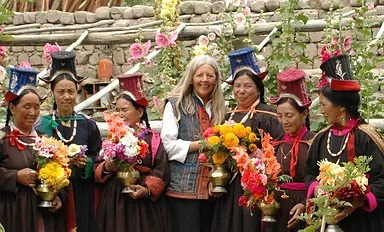 사진은 ‘작은 티베트’로 불리는 라다크 사람들과 함께 웃는 호지 대표.
