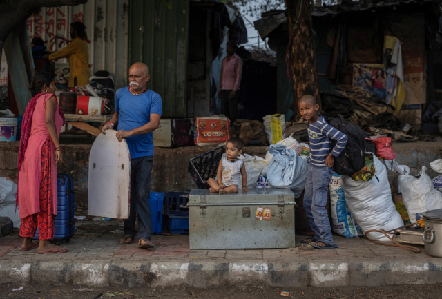 G20 정상회의를 앞둔 인도 뉴델리 빈민가에서 퇴거하는 주민들. 로이터연합뉴스