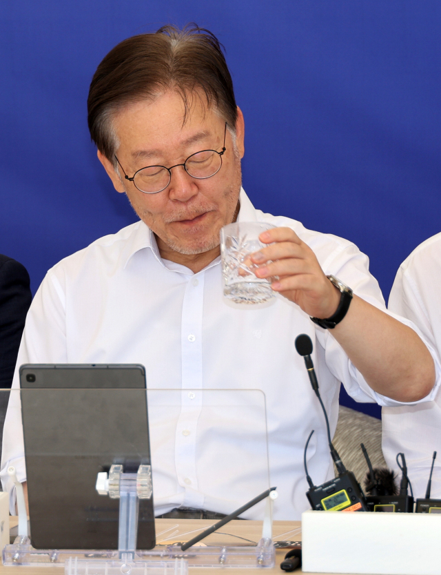 더불어민주당 이재명 대표가 단식 8일 차인 7일 국회 앞 천막에서 물을 마시고 있다. 연합뉴스