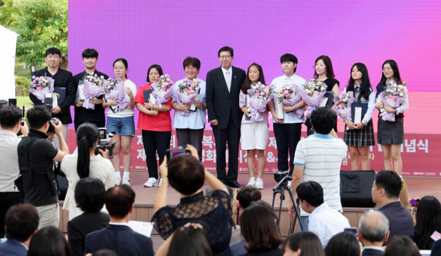 8일 부산시민공원 뽀로로도서관 앞 야외무대에서 열린 ‘제7회 051영화제 시상식&시사회’에서 수상자들이 기념사진을 찍고 있다. 정종회 기자 jjh@