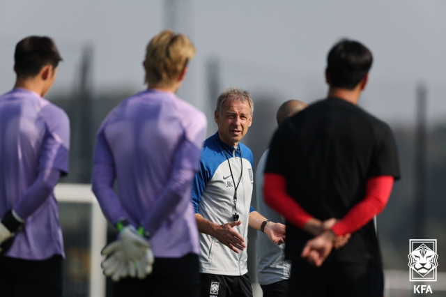 한국 남자 축구 대표팀을 이끄는 위르겐 클린스만(왼쪽 세 번째) 감독이 사우디아라비아와의 친선 경기를 앞둔 10일(현지시간) 영국 런던 브렌트포드FC 훈련장에서 훈련 지시를 하고 있다. 대한축구협회 제공