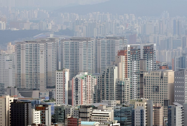 부산에서 부동산 임대소득을 올리는 사람의 1인당 한해 임대소득은 평균 1606만원인 것으로 나타났다. 서울(2408만원)보다 많이 못미치고 전국평균(1768만원)도 안됐다. 사진은 서울 남산에서 바라본 서울 아파트 전경. 연합뉴스