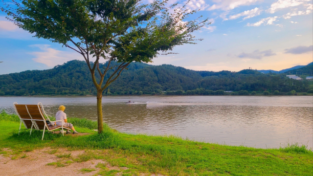 물금선착장 부근 강변에 있는 황산공원 물멍존. 유유히 흐르는 강물을 보며 물멍을 할 수 있다. 저녁 어스름에는 낙조가 아름답다.