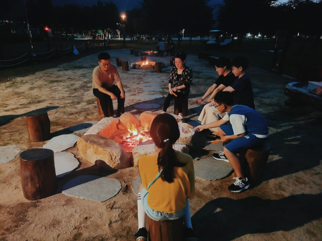 황산공원 불멍존은 가족 단위로 많이 찾는다. 고기를 굽거나 음식을 조리하는 행위가 금지돼 있지만, 마시멜로와 쫀드기, 소시지 등 간단한 주전부리는 꼬챙이에 끼워 구워 먹을 수 있다.