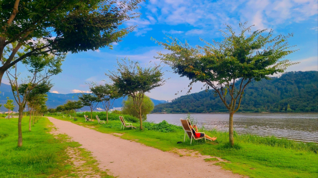 물멍을 즐기고 있는 사람들.