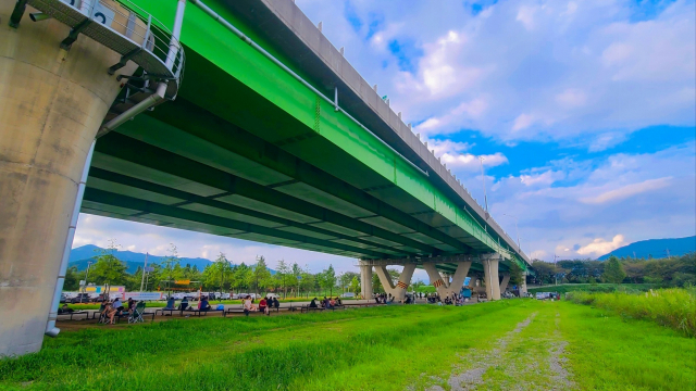 양산낙동강교 하부 공간에 있는 피크닉존. 평상에 앉으면 낙동강교가 만들어 준 그늘 아래에 시원한 강바람이 솔솔 분다.