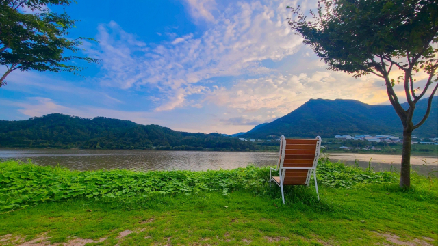 시간을 허투루 보낸다는 이유로 부정적으로 여겨졌던 ‘멍때리기’가 끊임없이 일하는 뇌에 휴식을 주고, 심신을 이완시켜 집중력과 창의력을 높여 주는 효과로 각광을 받고 있다. 경남 양산시 황산공원은 숲멍과 물멍, 불멍 ‘3멍’을 즐길 수 있는 곳으로 인기가 높다. 물멍 의자에 앉아 있으면, 잔잔함을 잃지 않는 강물 위로 신어산과 각성산 등줄기가 강줄기를 따라 길게 뻗어 있다. 파란 하늘 위로 흰 구름도 흐른다.