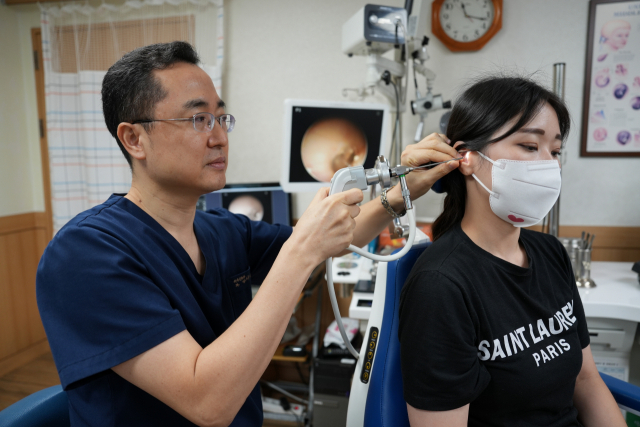 어지럼증은 말초·중추신경계 질환, 귀 이상, 심리적 요인 등 다양한 원인으로 발생한다. 춘해병원 어지럼증 센터 이영선 센터장이 이비인후과 중이 고실 내시경 검사를 하고 있다. 춘해병원 제공