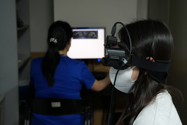 어지럼증 환자가 전정 기능 검사를 받고 있다. 춘해병원 제공