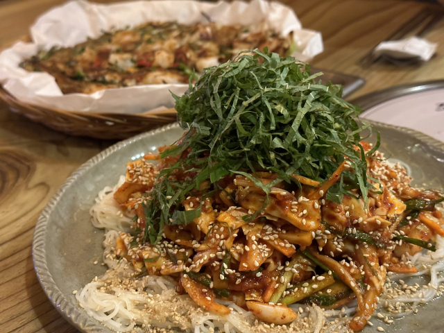 석술과 함께 맛볼 수 있는 '조비량'의 오징어소면무침과 해물파전.