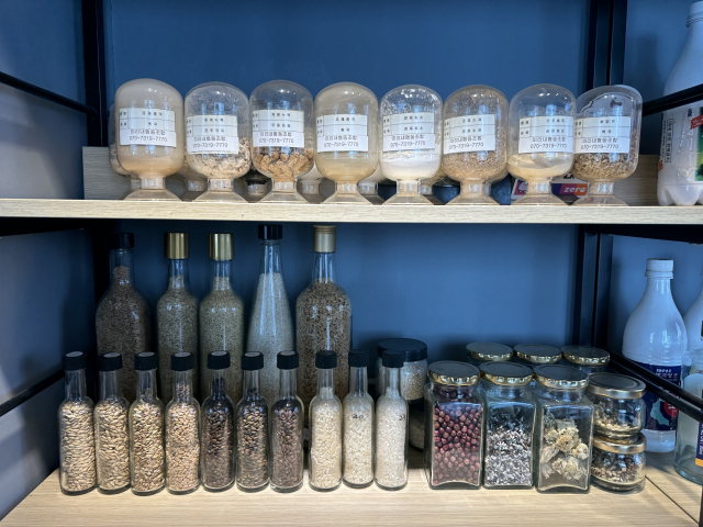 미리내협동조합 한편에 전시된 각종 누룩과 입국, 곡물들. 전통주 교육용으로 쓰이는 실물 교재다.