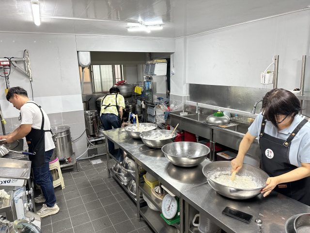 미리내협동조합 작업장에서 각자 술을 빚고 있는 회원들.