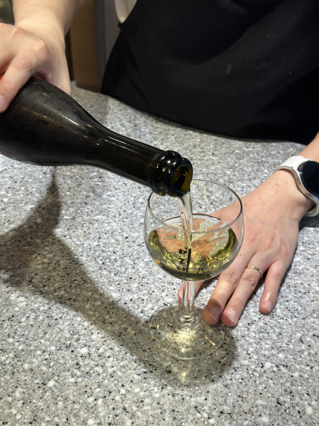 석술을 유리잔에 따르면 은은한 향과 함께 황금빛을 뿜어낸다.