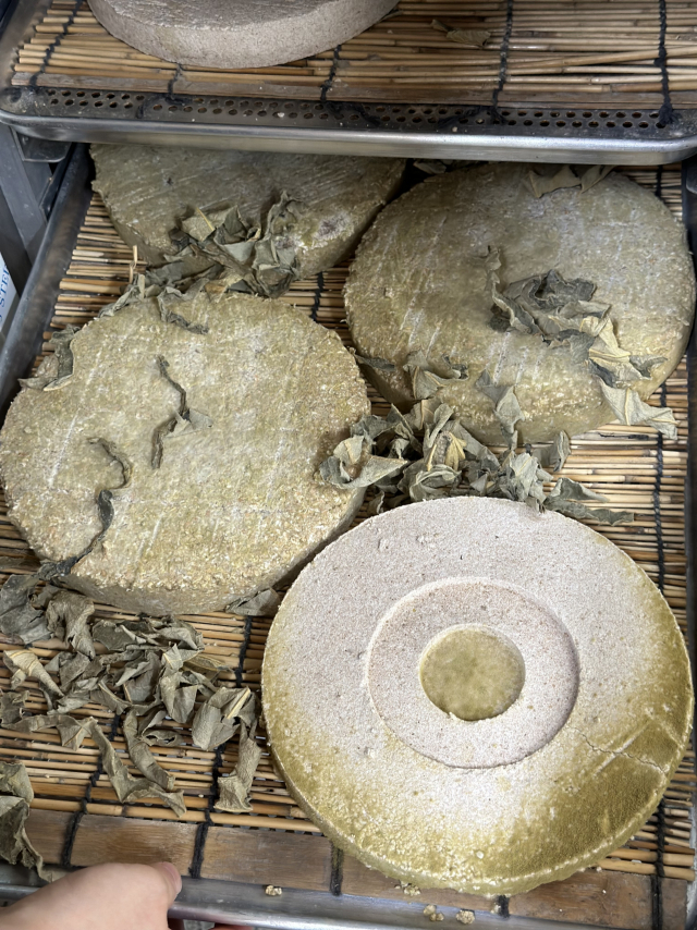 미리내협동조합이 토종 앉은키밀을 활용해 만들고 있는 자가 누룩.