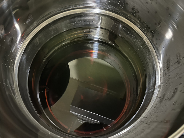 발효가 끝난 뒤 저온 숙성 중인 석술. 짙붉은 빛이 감돌지만 병에 담으면 황금색을 띤다.