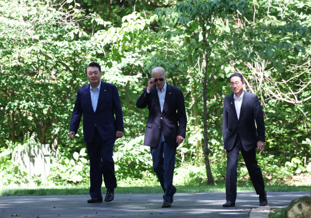 윤석열 대통령, 조 바이든 미국 대통령, 기시다 후미오 일본 총리가 지난 8월 미국 대통령 별장인 캠프 데이비드에서 한·미·일 정상 공동 기자회견장으로 향하는 모습. 연합뉴스