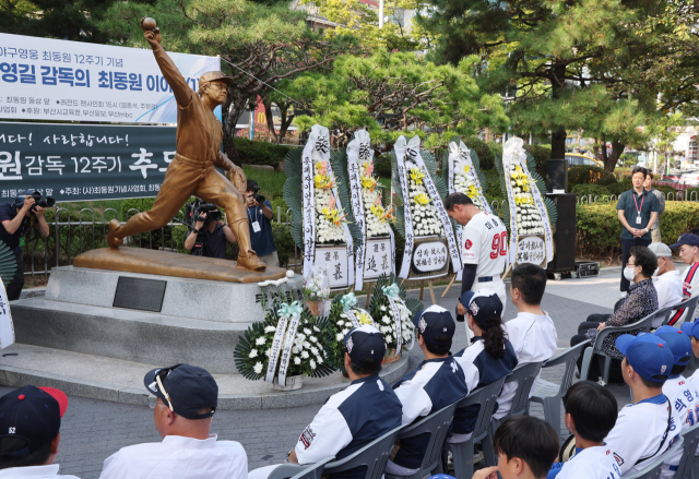 12일 오후 부산 사직야구장 최동원 동상 앞에서 열린 ‘불멸의 무쇠팔 고 최동원 감독 12주기 추모행사’에서 롯데 자이언츠 이종운 감독 대행이 묵념하고 있다. 정종회 기자 jjh@