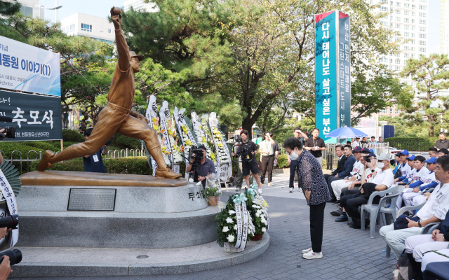 12일 오후 부산 사직야구장 최동원 동상 앞에서 열린 ‘불멸의 무쇠팔 고 최동원 감독 12주기 추모행사’에서 최 감독의 어머니 김정자 여사가 헌화 묵념하고 있다. 정종회 기자 jjh@