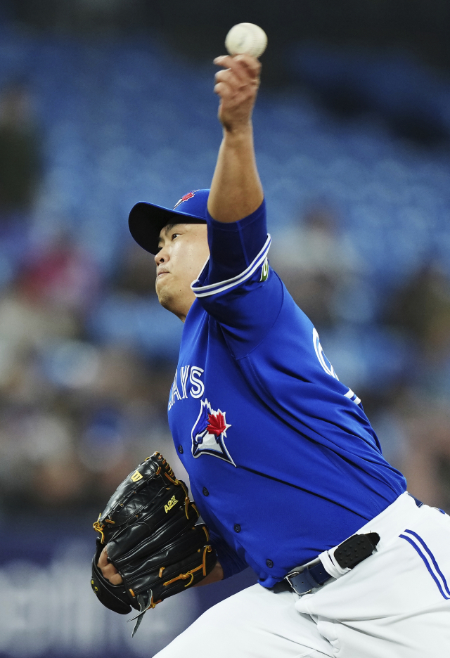 미국 프로야구 메이저리그(MLB) 토론토 블루제이스 투수 류현진은 13일(한국시간) 열린 텍사스 레인저스와의 홈경기에서 6이닝 3실점 호투를 펼쳤지만, 타선의 득점 지원을 못 받으며 패전 투수가 됐다. AP연합뉴스